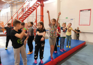 Dzieci w parku trampolin