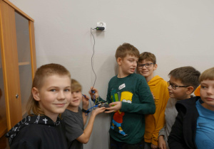 Chłopcy podpinają śmigło do prądu
