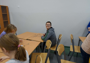 Dzieci w ławkach pracują z mulitontrolerami