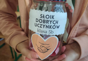 słoik z napisem Dobre uczynki