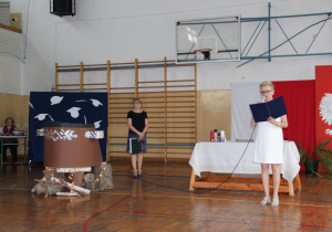 dekoracje i pani czytająca przez mikrofon