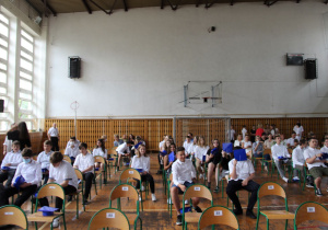 uczniowie siedzący na krzesłach