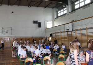 panie wręczające podziękowania i dyplomy rodzicom i uczniom