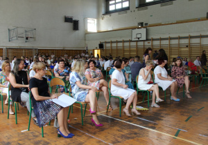 Nauczyciele siedzący na krzesłach