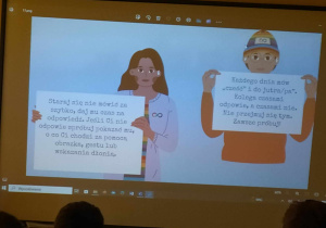 Dwie postacie trzymające kartki przed sobą na ekranie