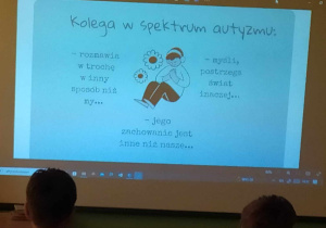 Dziecko na ekranie wtulone w siebie.