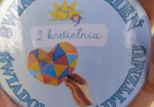 Naklejka z napisem 2 kwietnia światowy dzień świadomości autyzmu.