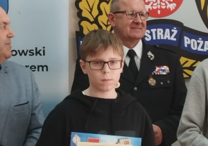 Chłopiec z dyplomem w rękach