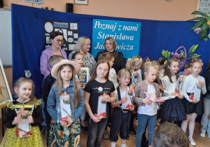 Dzieci w przebraniach i Panie pozują do wspólnego zdjęcia.