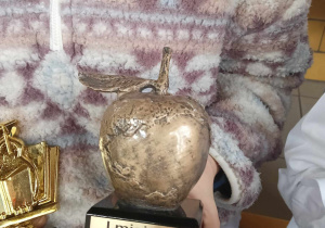 Statuetka w formie jabłka z napisem: I miejsce dla ZSP nr 9 w Powiatowym Konkursie Bełchatów moje zielone miasto.