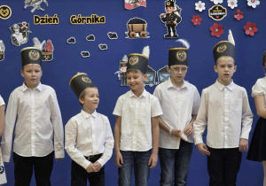Uśmiechnięci chłopcy w czapkach górnika