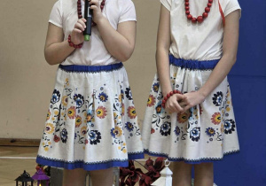 Uśmiechnięte dziewczynki w stroju krakowianek