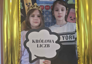 Dzieci z tabliczkami pozują do zdjęcia