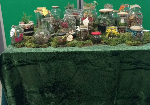 Wystawa prac uczniów wykonane prace umieszczone w słoikach