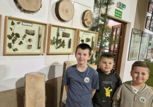 Uśmiechnięte dzieci na tle wystawy w muzeum