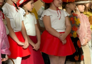 Dzieci w strojach grzybów mówią do mikrofonu