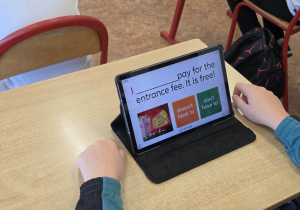 Tablet na ławce z uruchomioną aplikacją do nauki języka angielskiego