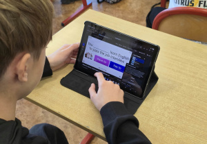 Tablet na ławce z uruchomioną aplikacją do nauki języka angielskiego