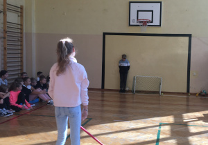 dziewczynki stojące na przeciw siebie