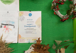 Prace uczniów na wystawie w kąciku przyrody
