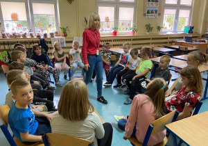 uczniowie siedzący w kole