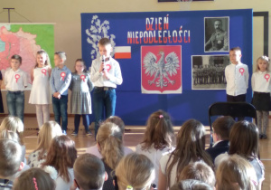 dzieci wykonujące wiersze i pieśni patriotyczne