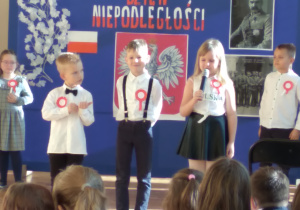 wiersze i pieśni patriotyczne w wykonaniu uczniów 2b