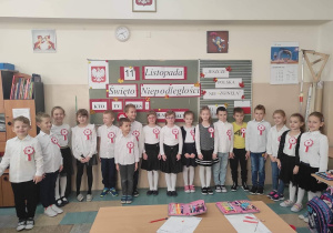 Dzieci klasy 1c otrzymały obrazki godła i flagi do pokolorowania