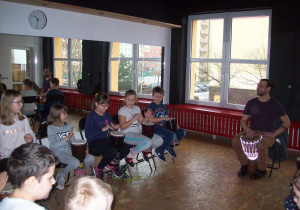 dzieci trenujące taniec słuchają wykładowcy