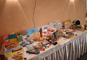 Stół ze słodkościami dla ukraińskich dzieci