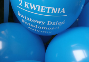 Niebieskie balony z napisem 2 kwietnia Światowy Dzień Świadomości Autyzmu