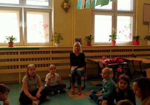Dzieci siedzące w kręgu na podłodze