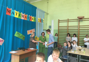 Uczeń otrzymuje gratulacje i dyplom