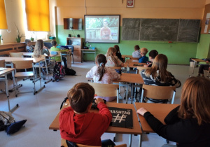 Uczniowie oglądający film o profilaktyce chorób zakaźnych