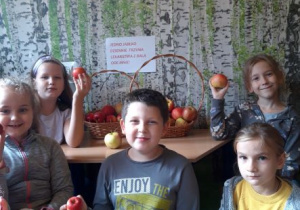 Dzieci z jabłkami