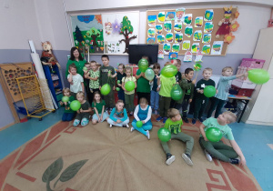 Dzieci ubrane w zielone stroje