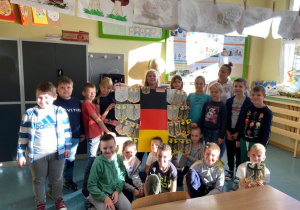 Dzieci z flagą Niemiec