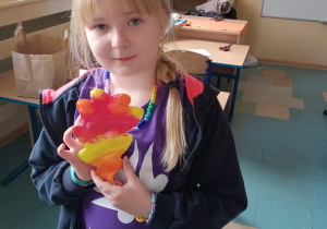 Dziewczynka trzymająca liść 3D