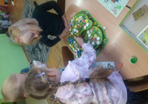 Dziewczynki grają w grę grzybobranie