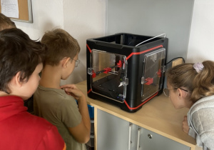 Dzieci oglądające pracę drukarki 3D