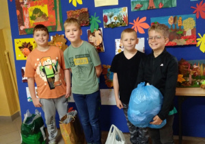 Dzieci trzymające torby ze spakowanymi darami dla Domu Samotnej Matki w Łodzi
