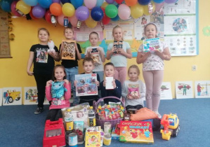 Dzieci trzymające dary spożywcze i przemysłowe dla Domu Samotnej Matki w Łodzi