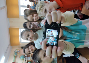 Dzieci robiące sobie zdjęcie aparatem