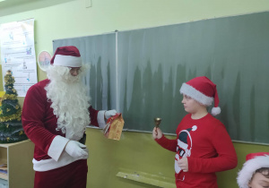 Mikołaj daje chłopcu prezent