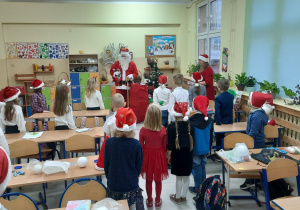 Dzieci stojące przed Mikołajem