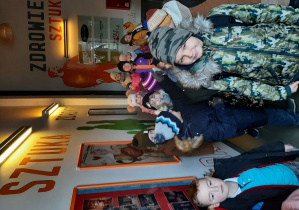 Dzieci stojące na korytarzu teatru