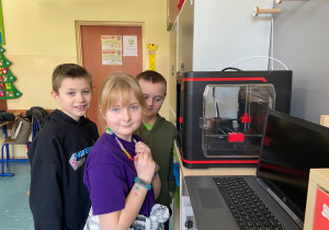 Dzieci przy drukarce 3D