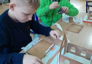 Dzieci robią domek z piernika