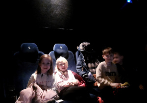 Dzieci siedzą w kinie