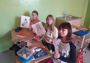 Dzieci kolorujące rysunek skarpetki